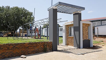 Centro sportivo Laerskool De Deur: guardiola, portale e camminamento d’accesso