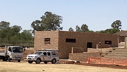 Laerskool De Deur Sports Center: construction of changing rooms