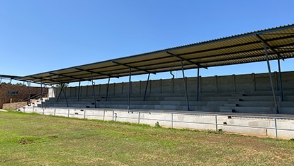 Laerskool De Deur Sports Center: coverage of the bleachers completed