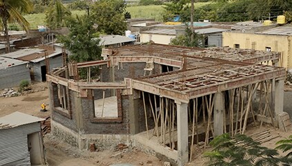 Fasi della costruzione, a Gunawadi, di uno degli otto Anganwadi del progetto sociale Ferrero